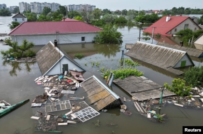 Potopljene stambene zgrade posle uništenja brane Kahovka u Hersonu, u Ukrajini, 8. juna 2023.