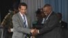 ARCHIVES - Le président sortant du Botswana, Ian Khama (à g.), serre la main de son vice-président, Mokgweetsi Masisi, le 27 mars 2018, avant de lui remettre officiellement le pouvoir le 1er avril 2018.