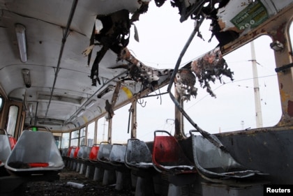 Rupa u krovu pogođenog tramvaja u depou u Harkovu, u Ukrajini, 14. marta 2022.