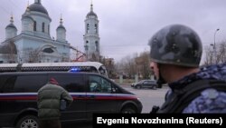Sebuah kendaraan yang membawa reporter The Wall Street Journal Evan Gershkovich yang ditahan karena dicurigai melakukan spionase, meninggalkan gedung pengadilan di Moskow, Rusia, 30 Maret 2023. (REUTERS/Evgenia Novozhenina)