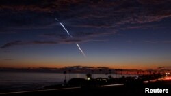 Roket SpaceX Falcon 9 yang membawa 20 satelit Starlink sedang meluncur ke angkasa dari kompleks peluncuran roket Pangkalan Udara Vandenberg di California, 23 Juni 2024. (Foto: Mike Blake/Reuters)