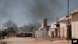 Asap hitam tampak mengepul di Khartoum, Sudan, Rabu, 3 Mei 2023 akibat konflik antara militer dan pasukan paramiliter di Sudan. (Foto: AP/Marwan Ali)