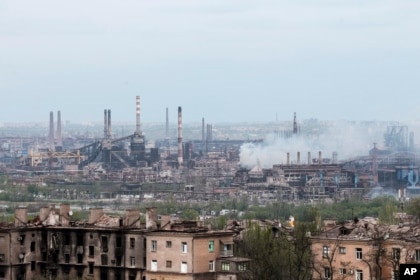 Dim se diže iznad čeličane Azovstal u Marijupolju, 5. maja, 2022.
