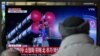 2023年2月20日，一些男子在首尔的一个火车站观看电视播放朝鲜阅兵的新闻片段。（法新社照片）