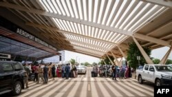 Sejumlah penumpang tampak mengantre di luar Bandara Internasional Diori Hamani di Niamey, Niger, pada 2 Agustus 2023. (Foto: AFP/Handout/Ministry for Europe and Foreign Affairs (MEAE))