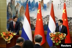 荷蘭副首相兼外交大臣胡克斯特拉與中國外長秦剛在北京舉行聯合記者會。（2023年5月23日）