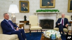 Afhayeenka Aqalka Wakiillada Kevin McCarthy iyo Madaxweyne Joe Biden, May 9, 2023.