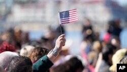 2023年2月15日，大眾在加州聖地亞哥舉行的入籍儀式上朗讀宣誓詞。(美聯社照片)
