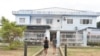 Deux jeunes femmes à l'entrée du centre de santé "Campo Yaunde" situé à Nubili, le plus grand bidonville de Malabo, en Guinée équatoriale, le 14 février 2023. 