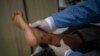 Examen d'un patient présentant des lésions causées par une infection à la variole du singe, le 16 août 2022.