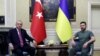 ယူကရိန်းသမ္မတ Volodymyr Zelenskyy (ယာ) နဲ့ တူရကီသမ္မတ Recep Tayyip Erdogan တို့ ယူကရိန်းနိုင်ငံအနောက်ပိုင်း Lviv မြို့မှာတွေ့ဆုံစဉ်။ (သြဂုတ် ၁၈၊ ၂၀၂၂) 