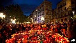 Dandazon mutanen da suka taru a wurin da aka kai hari a birnin Barcelona domin nuna alhininsu