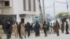 Solda ap fè patwouy devan otèl Hayat la nan Mogadishu, Somali, Samdi 20 Out, 2022. 