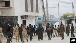 Solda ap fè patwouy devan otèl Hayat la nan Mogadishu, Somali, Samdi 20 Out, 2022. 