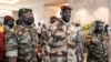 Le colonel Mamady Doumbouya (centre), chef de l'Etat guinéen.