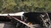 Déraillement d'une locomotive nouvellement au tournant d'un virage dans une zone marécageuse du sud-est de la RDC, en avril 2014. Cet accident du trin avait fait une centaine de morts. (Photo AFP/ NUMBI MATHYS)