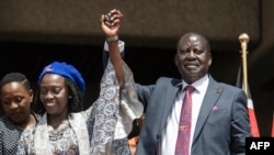 Le porte-drapeau présidentiel de la coalition Azimio, Raila Odinga (à droite), lève le bras de sa nouvelle colistière, Martha Karua (à gauche), à Nairobi le 16 mai 2022.