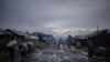 Après la pluie, des commerçants quittent le marché avec leurs bagages à la dot à Kitshanga, à 90 kilomètres de la ville de Goma dans l'est de la République démocratique du Congo le 10 décembre 2022.