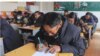 རྒྱ་གཞུང་ནས་བོད་ཕྲུག་གི་ཕ་མ་ཚོར་རྒྱ་ཡིག་རྒྱ་སྐད་སྦྱོང་དགོས་པའི་སློབ་གསོ།