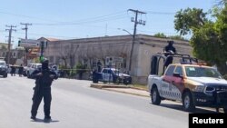 Polisi negara bagian Tamaulipas berjaga di dekat TKP terjadinya penculikan 4 warga AS di pusat kota Matamoros, Meksiko. 