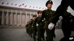 全国人大所在地人民大会堂前巡逻的武警