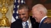Le président Barack Obama donne la Médaille présidentielle de la liberté au vice-président Joe Biden lors d'une cérémonie à la Maison Blanche à Washington, le jeudi 12 janvier 2017. (AP Photo/Susan Walsh)