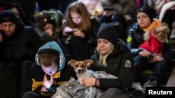 Warga Ukraina berlindung di dalam stasiun metro (kereta bawah tanah) selama serangan besar-besaran rudal Rusia di ibu kota Kyiv, Ukraina, Jumat 10 Februari 2023.