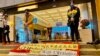 香港民主派政党社民连主席陈宝莹及成员余炜彬3月6日到俄罗斯驻港领事馆外抗议，谴责俄罗斯入侵乌克兰，要求无条件撤军，并为战争中丧生的乌克兰民众默哀一分钟 (美国之音/汤惠芸)