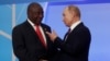  Le président sud-africain Cyril Ramaphosa (à g.) et son homologue russe Vladimir Poutine lors du sommet Russie-Afrique dans la station balnéaire de la mer Noire de Sotchi, en Russie, le 23 octobre 2019.