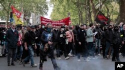Manifestants lors d'une marche de la Bastille à Place de la Nation, à Paris, en France, le 1er mai 2022. 