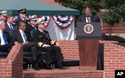Presidente Obama ouvindo o Secretário da Defesa Leon Panetta durante a cerimónia de tomada de posse do General Dempsey em Fort Myer