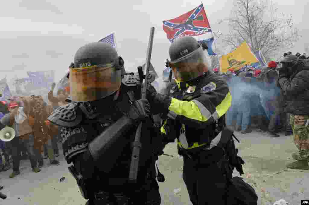 Les partisans de Trump se heurtent à la police et aux forces de sécurité alors qu'ils tentent de prendre d'assaut le Capitole américain à Washington DC, le 6 janvier 2021. (Photo par Joseph Prezioso / AFP)