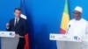 Le président français Emmanuel Macron, à gauche, et son homologue malien Ibrahim Boubacar Keita lors d’une conférence de presse conjointe à Gao, Mali, 19 mai 2017. (VOA/Kassim Traore)