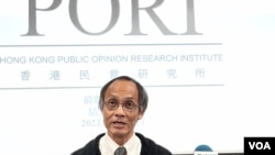 香港民意研究所主席鍾庭耀2025年1月被警方國安處人員兩度帶走調查，
民研辦公室被警方搜查並帶走多部電腦硬碟及大批文件，香港民研2月13日發聲明，宣佈無限期擱置自費調查項目，將會轉型甚至結業。(美國之音照片)
