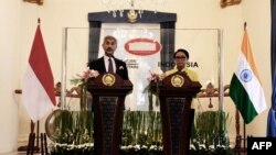 Menteri Luar Negeri India Subrahmanyam Jaishankar (kiri) tampil bersama Menlu Retno Marsudi di Jakarta pada 2019. (Foto: via AFP)