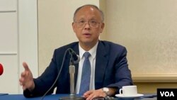 資料照片：台灣行政院政務委員兼經貿總談判代表鄧振中2022年7月1日在華盛頓舉行華文媒體記者會。 （美國之音鍾辰芳拍攝）
