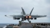 一架美國海軍飛機2月12日在加州聖迭戈海岸墜毀，兩名機組人員在失事前彈射逃生。