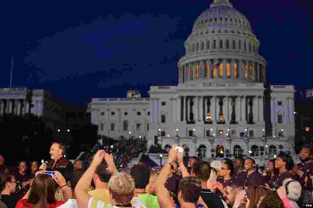 The crowd cheers for Neil Diamond at the rehearsal for "A Capitol Fourth" in Washington, July 3, 2012 (W. Workinger/VOA)