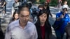 被控非法充當中國政府代理人的前紐約州長助理孫雯和丈夫胡驍(不在照片中)在提審後離開布魯克林聯邦法院。 (2024年9月3日)