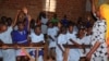 Sarah Sanyu, directrice de la Parents Care Infant Academy, donne une leçon à l'école primaire supérieure de Makindye-Kampala, en Ouganda. 