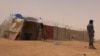 Des militaires montent la garde devant le centre de transition des repentis de Boko Haram, Diffa, Niger, le 17 avril 2017 (VOA/Nicolas Pinault)