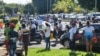 Les gens attendent pour entrer dans un supermarché car seules les personnes dont le nom de famille commence de A à G sont autorisées à entrer au centre commercial de Riche Terre à Port Louis, Maurice, le 2 avril 2020. (Photo by Doreck Clair / L'Express Maurice / AFP)