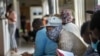 Des volontaires attendent dans un centre d'essai de vaccins situé à l'hôpital Baragwanath de Soweto, à l'extérieur de Johannesburg, en Afrique du Sud, le 30 novembre 2020.