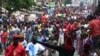 Des gens défilent lors d'une manifestation contre un effort présumé du président Alpha Condé pour briguer un troisième mandat à Conakry, en Guinée, le 24 octobre 2019. REUTERS / Saliou Samb PAS DE REVENTE. PAS D'ARCHIVES