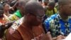 Sit in des centrales syndicales devant le parlement béninois, à Cotonou, le 14 janvier 2018. (VOA/Ginette Fleure Adandé)