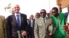 Gianni Infantino avec le président de la Fenifoot, Djibrilla Hima Hamidou, au Niger, le 27 février 2017. (VOA/Abdoul-Razak Idrissa)