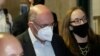 Allen Weisselberg, l'ancien directeur financier de l'organisation de l'ancien président américain Donald Trump quitte le tribunal pénal de Lower Manhattan après avoir plaidé non coupable des accusations à New York le 1er juillet 2021.