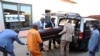 Des agents de pompes funèbres sud-africains chargent un cercueil sur un corbillard à Soweto, en Afrique du Sud, le 4 août 2020. REUTERS/Siphiwe Sibeko