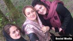 آتنا دائمی (راست) و خواهرانش