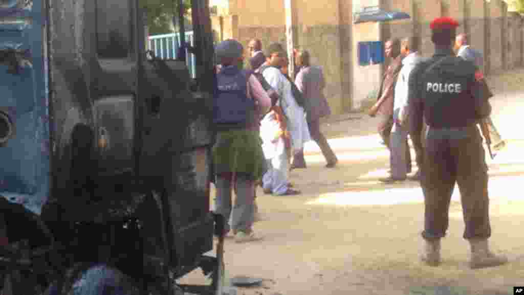 Sojoji da 'yansanda sun shiga sintiri bayan harin da ake zato 'yan kungiyar Boko Haram ne suka kai kusa da sansanin mayakan sama a Maiduguri ranar 2 ga watan Disamba shekarar 2013.